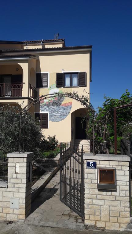 Apartments Mirela โปเรช ภายนอก รูปภาพ